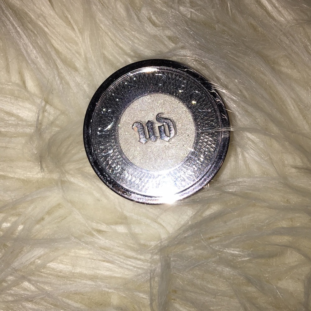This is a urban decay eyeshadow!!!!!!!!!!!!!!!!!!!